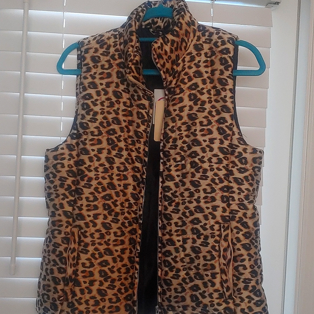 NWT Cheetah print lined Womens size medium vest.